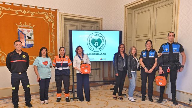 La concejala Vega Villar explica la red urbana de desfibriladores