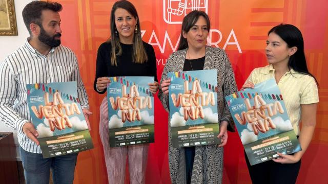 El concejal de Promoción Económica y Protección Ciudadana, David Gago; la técnico de Comunicación de la Fundación Caja Rural, Laura Huertos; y las promotoras y  emprendedoras zamoranas Cristina Cardeñosa y Ana Rosa González, en la presentación del mercado de tendencias La Ventana en Zamora