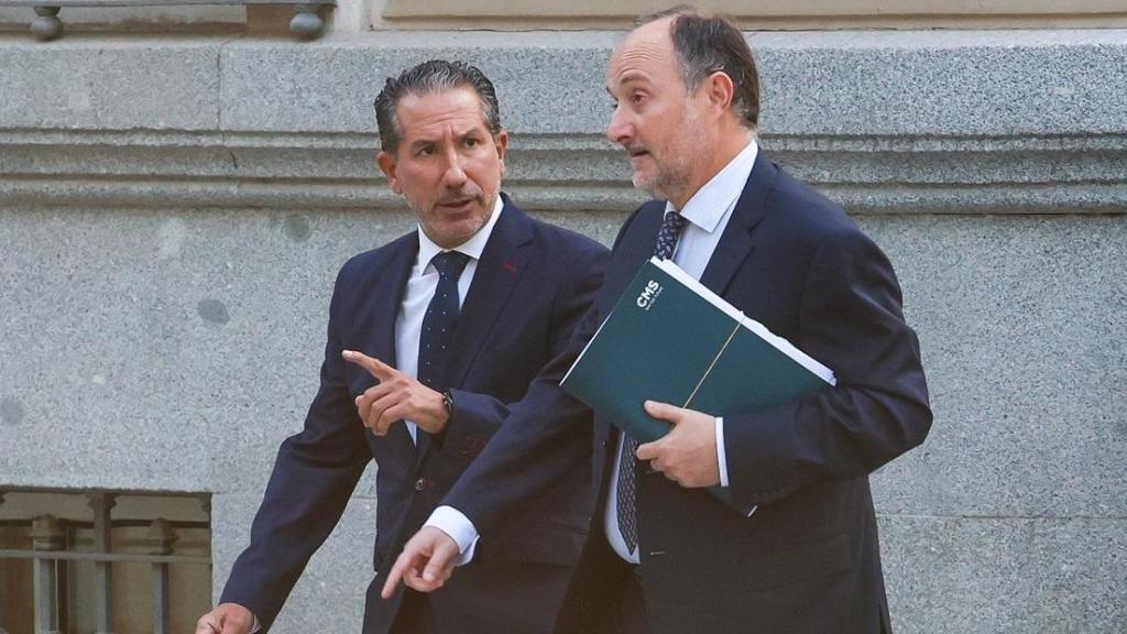 El exsubsecretario de Transportes Jesús Manuel Gómez García (1i), a su llegada para declarar.