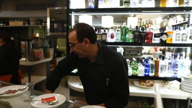 Un camarero en un bar.