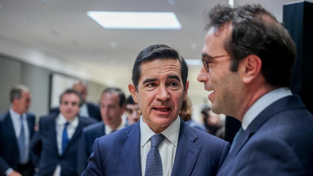 El presidente del BBVA, Carlos Torres Vila (i), y el ministro de Economía, Comercio y Empresa, Carlos Cuerpo (d).