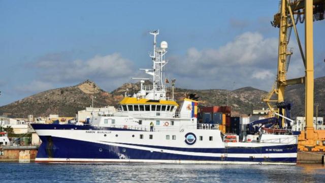 Remolcan al buque oceanográfico Ramón Margalef tras quedar a la deriva.