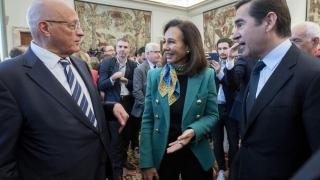 El presidente de Sabadell, Josep Oliu; la presidenta de Santander, Ana Botín, y el presidente de BBVA, Carlos Torres, conversan tras la ceremonia de toma de posesión del nuevo gobernador del Banco de España en la sede del supervisor.