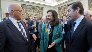 El presidente de Sabadell, Josep Oliu; la presidenta de Santander, Ana Botín, y el presidente de BBVA, Carlos Torres, conversan tras la ceremonia de toma de posesión del nuevo gobernador del Banco de España en la sede del supervisor.