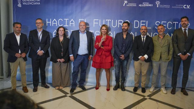 La consellera Nuria Montes, centro, con los representantes del audiovisual en la Comunitat Valenciana.