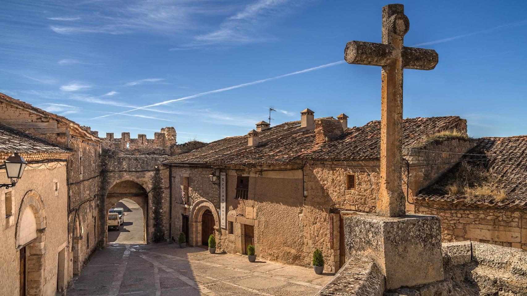 La Plaza de San Miguel y el Arco de la Villa, en Maderuelo (Segovia).