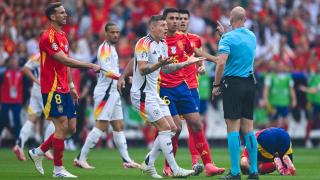 Kroos protesta al árbitro durante el España - Alemania de la Eurocopa