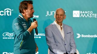 Fernando Alonso, junto a Adrian Newey en la sede de Aston Martin