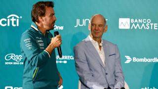Fernando Alonso, junto a Adrian Newey en la sede de Aston Martin