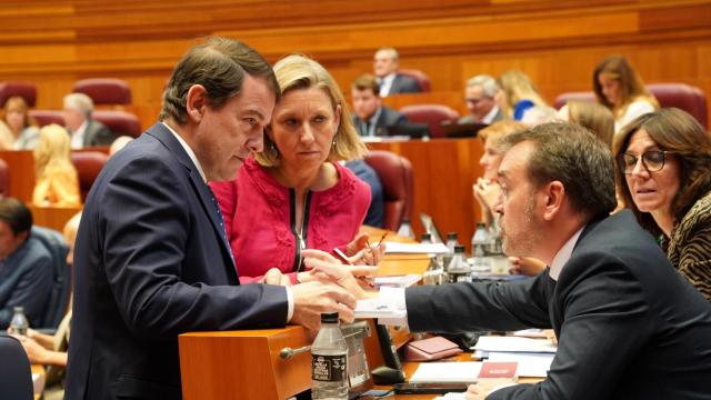 El presidente de la Junta, Alfonso Fernández Mañueco, junto a la vicepresidenta, Isabel Blanco, y el portavoz popular, Ricardo Gavilanes, en un pleno de las Cortes de Castilla y León