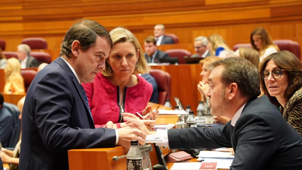 El presidente de la Junta, Alfonso Fernández Mañueco, junto a la vicepresidenta, Isabel Blanco, y el portavoz popular, Ricardo Gavilanes, en un pleno de las Cortes de Castilla y León