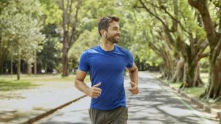 Un adulto corriendo.