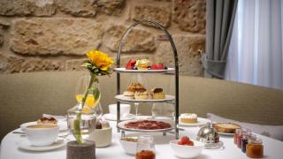 El increíble desayuno en el nuevo hotel gastronómico de Salamanca: repostería típica, ibéricos y cocina a la vista