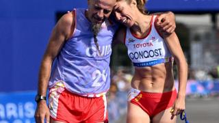 Elena Congost, con su guía tras terminar la maratón de París 2024.