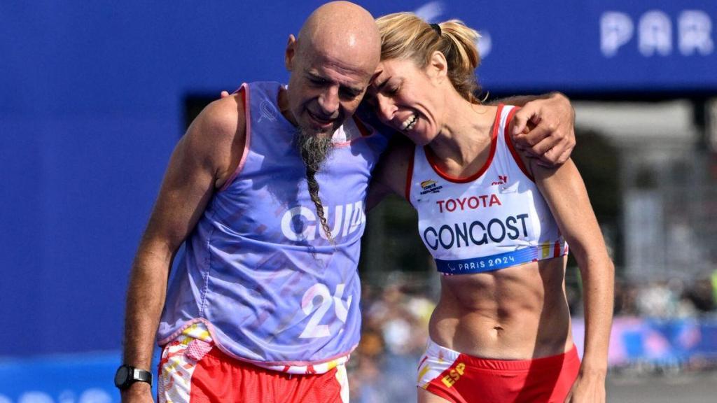 Elena Congost, con su guía tras terminar la maratón de París 2024.