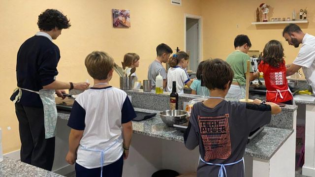Niños en las clases de cocina de Talleres Puzles de A Coruña