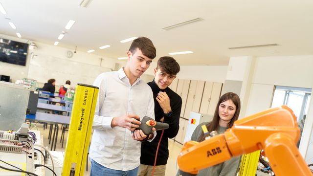 Tres alumnos del Ciclo Superior de Robótica haciendo prácticas en el aula