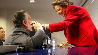 Alfonso Grau saluda a Rita Barberá en una imagen de archivo.