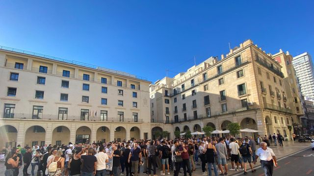 La protesta de los hosteleros este jueves en la plaza del Ayuntamiento de Alicante.