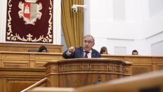 El diputado socialista Fernando Mora, este jueves en el Pleno de las Cortes de Castilla-La Mancha.