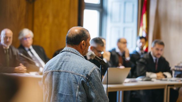 El responsable del almacén pirotécnico ilegal de Tui, que explotó en 2018 causando la muerte de un matrimonio, en la Audiencia Provincial de Pontevedra, en una vista de conformidad en la que ha pedido perdón y aceptado 4 años de cárcel