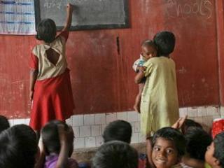 Varios niños en una escuela de la India.