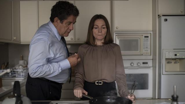 Pedro Casablanc y Nagore Aramburu, en la serie 'Querer'.