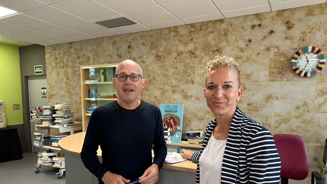 La concejala de Cultura, María José García Amaro, junto al director de la biblioteca, Manuel Hernández Leal