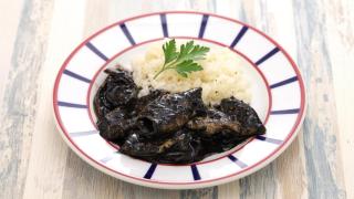 Ni el pimiento ni la cebolla: este es el secreto de los vascos para hacer los mejores chipirones en su tinta