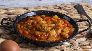 Ni cebolla ni calabacín: este es el truco de los manchegos para hacer el mejor pisto del universo