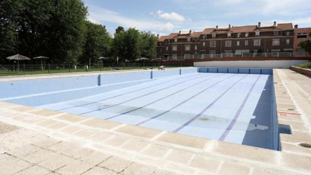 El vaso de la piscina del Polígono presenta grietas y pérdida del revestimiento de pequeños azulejos.
