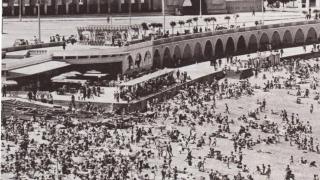 Imagen del Playa Club en la década de los 50 del siglo XX en verano, con el estadio al fondo.