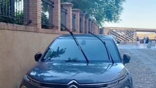 Uno de los coches vandalizados.