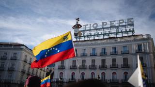Ayuso recibe a Edmundo González en Madrid ante miles de venezolanos