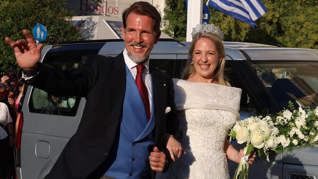 Pablo de Grecia del brazo de su hermana.