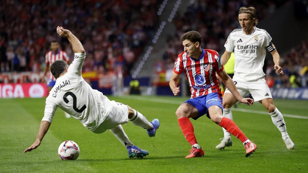 Julián Álvarez, con el esférico.