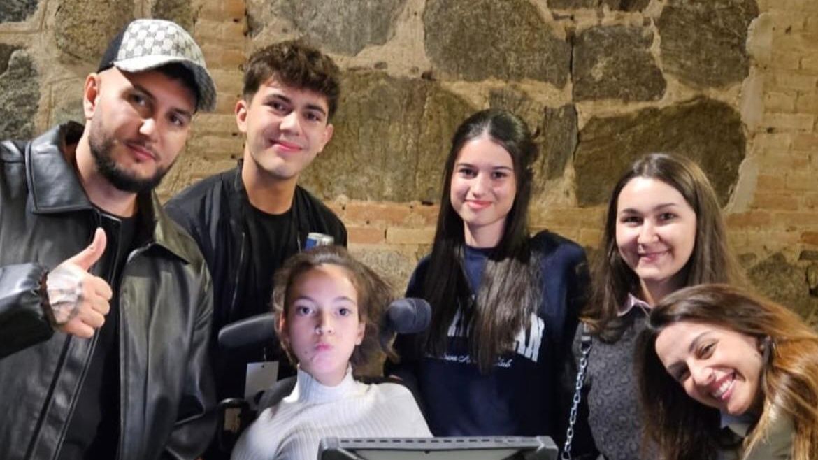 El bonito gesto de Omar Montes con una niña con parálisis cerebral en Toledo