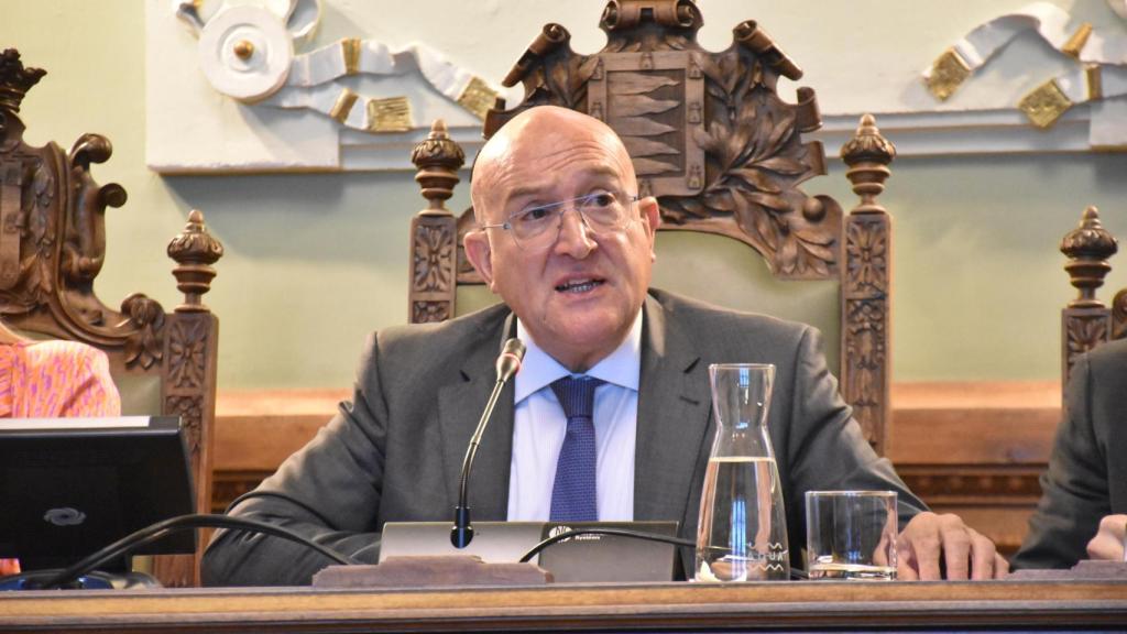 Jesús Julio Carnero durante un pleno en el Ayuntamiento de Valladolid