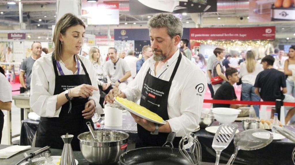 Los representantes del restaurante O Cabo de A Coruña en el concurso a mejor tortilla.