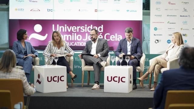 Raquel Martínez, secretaria general del Consejo General de Farmacéuticos; Susana Solís, diputada del PP en el Parlamento Europeo; Eduardo Ortega, redactor jefe de EL ESPAÑOL-Invertia;  Nicolás Casares, diputado del PSOE  en el Parlamento Europeo; e Iciar Sanz de Madrid, directora de Relaciones Internacionales de FarmaIndustria.