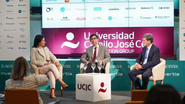 Inmaculada Gil (i) y José Luis Zamorano (d), junto al periodista de EL ESPAÑOL Marcos Domínguez (c).