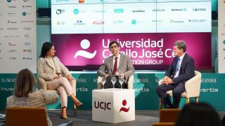 Inmaculada Gil y José Luis Zamorano, junto al periodista de EL ESPAÑOL Marcos Domínguez.