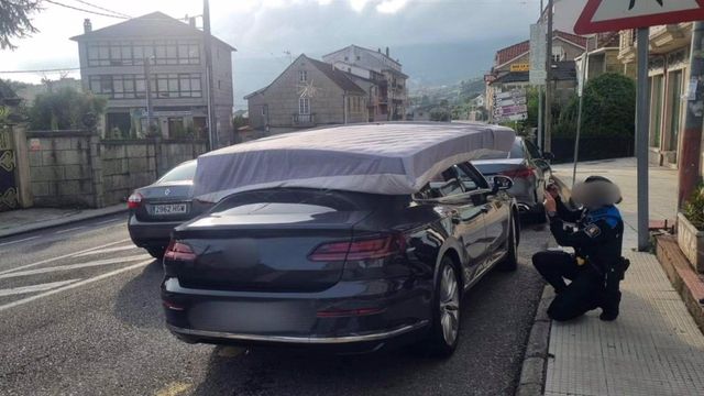 El colchón interceptado en Poio sobre el capó del coche.
