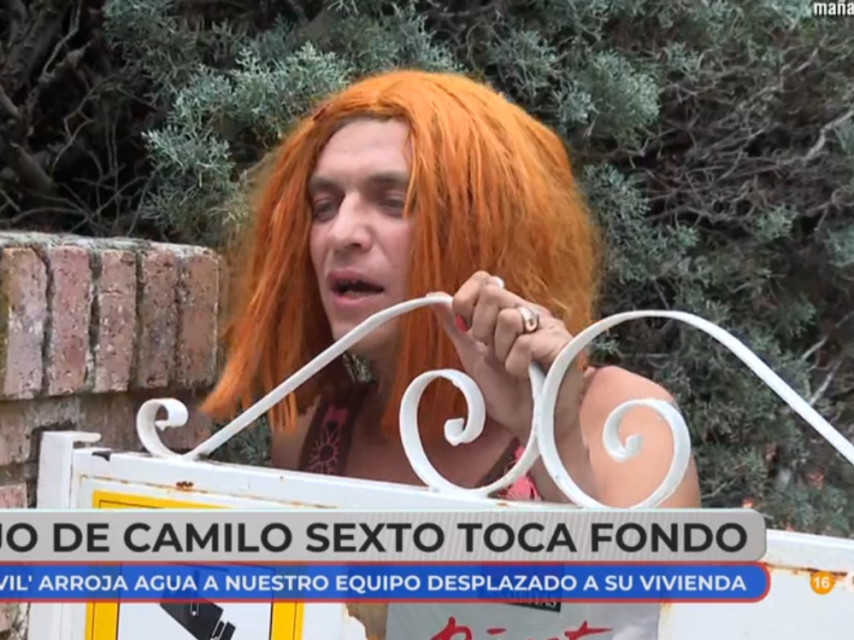 Camilín, a las puertas de su casa, grabado recientemente por el programa 'En boca de todos'.