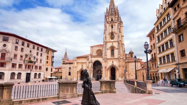 Plaza Alfonso II el Casto, en Oviedo, Asturias.
