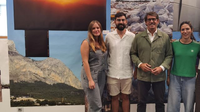Los artistas con el diputado de Cultura y la directora del Gil-Albert, este martes.