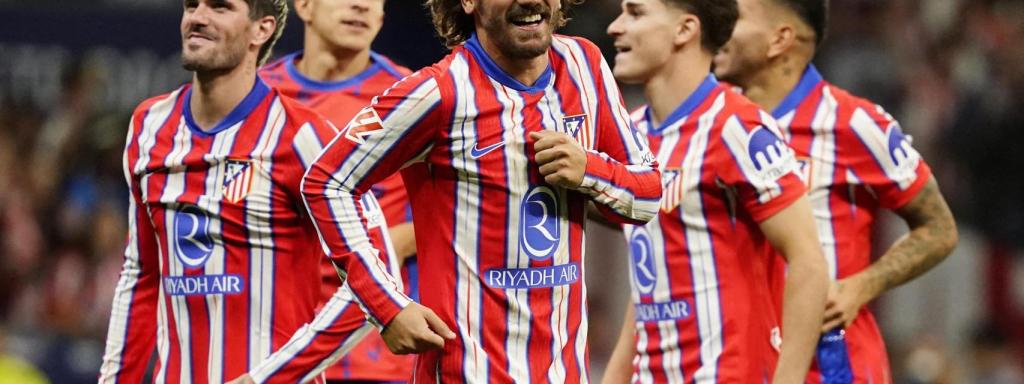 Los jugadores del Atlético celebran el gol de Correa ante el Real Madrid.