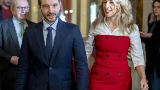 Pablo Bustinduy, ministro de Derechos Sociales, y Yolanda Díaz, vicepresidenta y ministra de Trabajo, en el Congreso.
