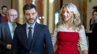Pablo Bustinduy, ministro de Derechos Sociales, y Yolanda Díaz, vicepresidenta y ministra de Trabajo, en el Congreso.