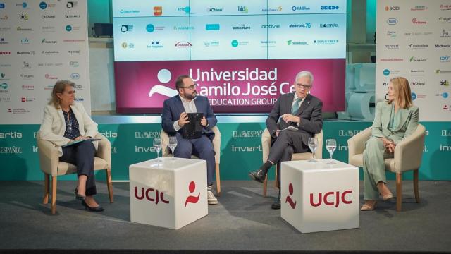 María Aláez, directora Técnica y Calidad de Fenin; Eduardo Ortega Socorro, redactor jefe de EL ESPAÑOL-Invertia;  Jordi de Dalmases, vicepresidente del Consejo General de Colegios Oficiales de Farmacéuticos; y Ana Bosch,  directora del Departamento Jurídico de FarmaIndustria.
